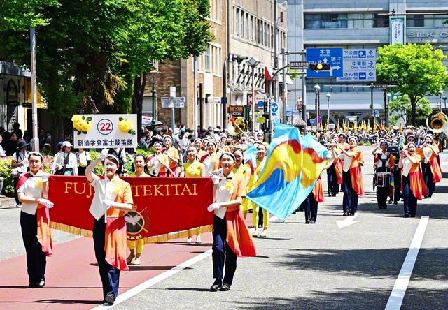 第73回「ザよこはまパレード」に出演した富士鼓笛隊の創価シャイニングスピリッツと創価エアレンデル。この2月、両団体は全国大会で、それぞれ“最高峰”の栄冠に輝いた（昨年5月、横浜市内で）