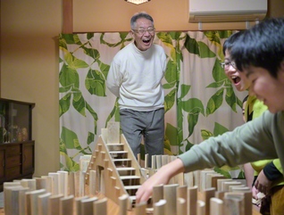 完成よりも、試行錯誤が成長を生む「竹ドミノ」。成功も失敗も分かち合う中で、場は自然と一つになる