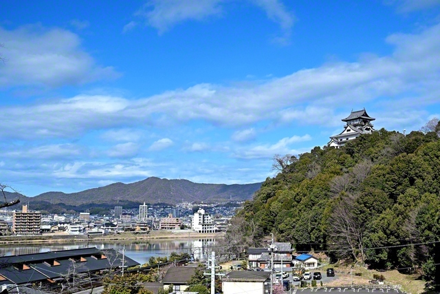 国宝・犬山城と岐阜県各務原市の街並みを望む（愛知県犬山市）