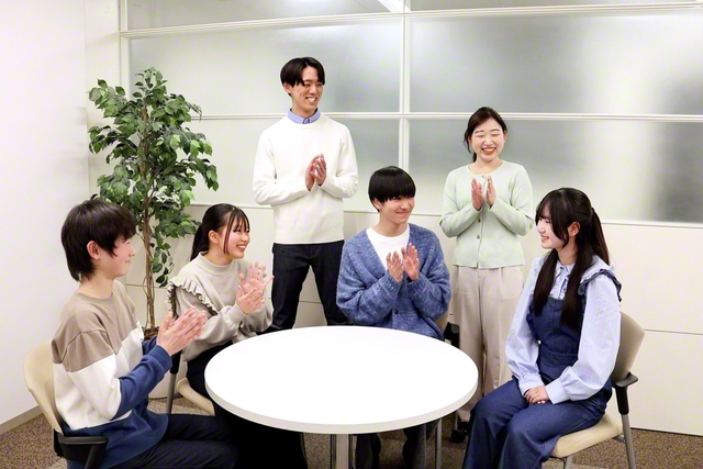 未来部員を激励する岡﨑女子未来部長（右から2人目）、札元副未来部長（同4人目）。3月からの未来部希望月間では、創価家族が一丸となって、使命の舞台に進む宝の友にエールを送っていく