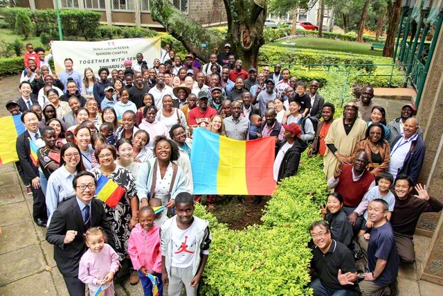 ケニアの総会に集った友が記念のカメラに。決意も新たに広布前進を約し合った（首都ナイロビで）