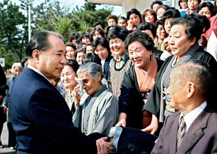 いつまでもお元気で！　福徳あふれる素晴らしき人生を！――同志との記念撮影の際、池田先生が功労の友に最大の励ましを送る（1983年3月、愛知で）