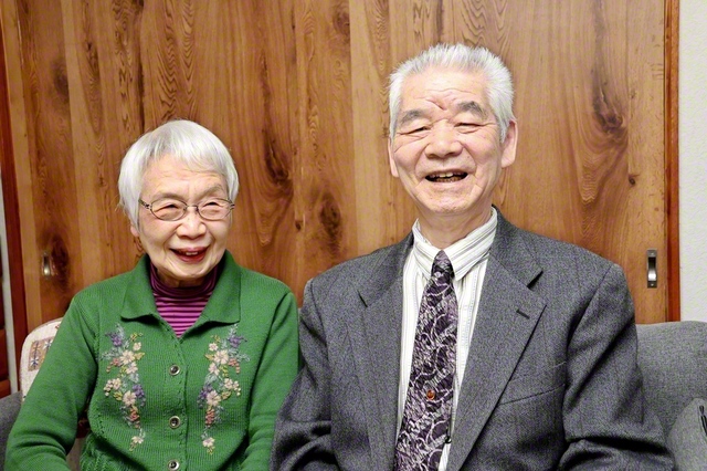 小崎千鶴子さん㊧と夫の誠さん
