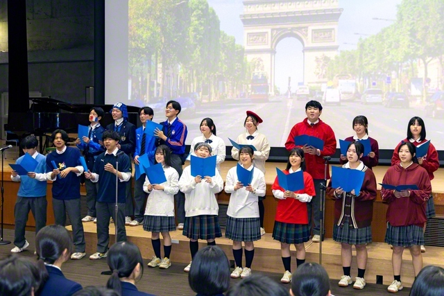 フランス語を学ぶ生徒がフランスの有名曲を楽しく歌う