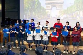 フランス語を学ぶ生徒がフランスの有名曲を楽しく歌う