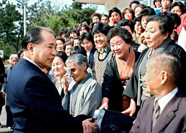 いつまでもお元気で！　福徳あふれる素晴らしき人生を！――同志との記念撮影の際、池田先生が功労の友に最大の励ましを送る（1983年3月、愛知で）