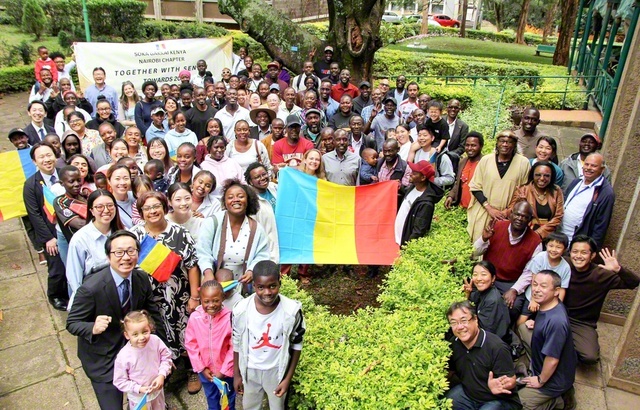 ケニアの総会に集った友が記念のカメラに。決意も新たに広布前進を約し合った（首都ナイロビで）