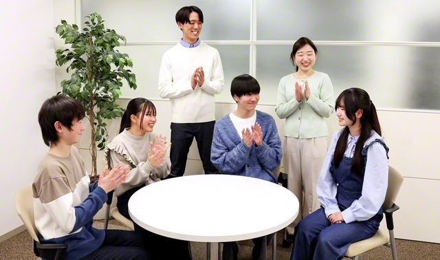 未来部員を激励する岡﨑女子未来部長（右から2人目）、札元副未来部長（同4人目）。3月からの未来部希望月間では、創価家族が一丸となって、使命の舞台に進む宝の友にエールを送っていく