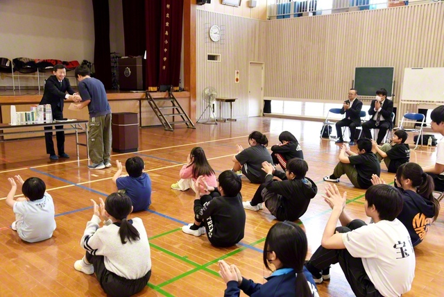 十島村立宝島学園での贈呈式
