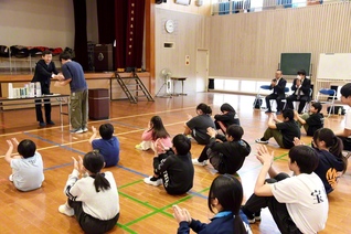 十島村立宝島学園での贈呈式