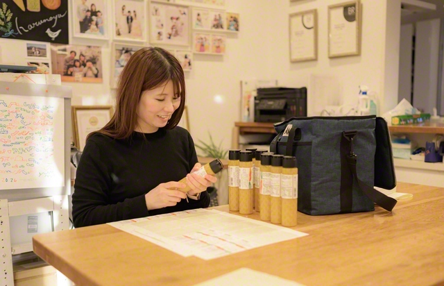 妻・あゆみさん。3人の子育てをしながら、関口さんのサポートをしてくれている。「妻には感謝しかありません」と関口さん