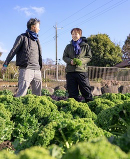 関口さん㊨は1月、ケールを育てる農家のもとへ。“あれに使えるかも”と、新しいレシピのヒントが見つかる