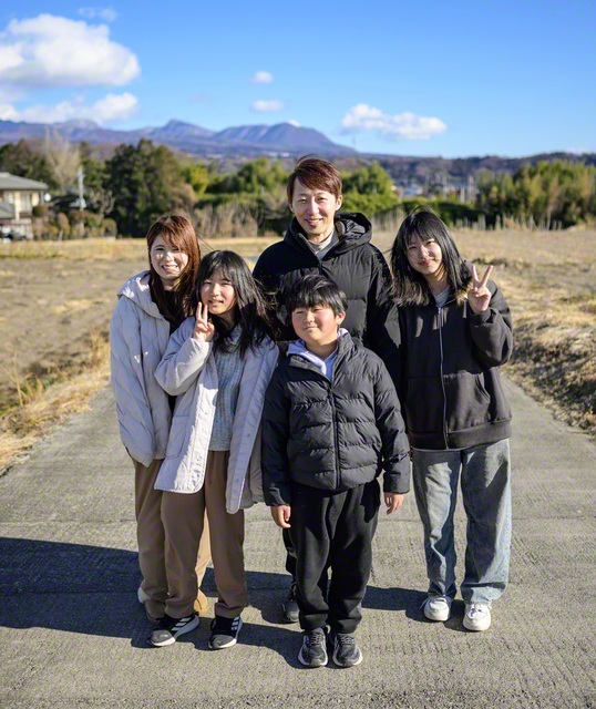 家族の笑顔が関口さんの幸せ（右から時計回りに、長女・一華さん、長男・奏太さん、次女・優花さん、妻・あゆみさん、関口さん）