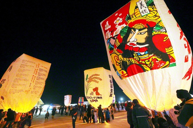 冬の夜空に舞う「上桧木内の紙風船上げ」。歓声とともに、願いごとが書かれた巨大な紙風船が上がっていく（秋田県仙北市）