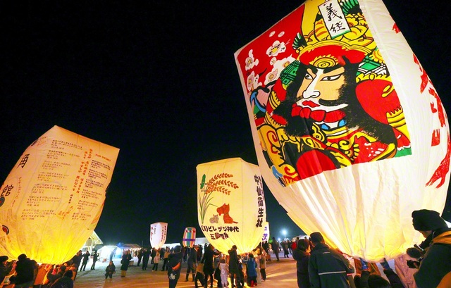 冬の夜空に舞う「上桧木内の紙風船上げ」。歓声とともに、願いごとが書かれた巨大な紙風船が上がっていく（秋田県仙北市）