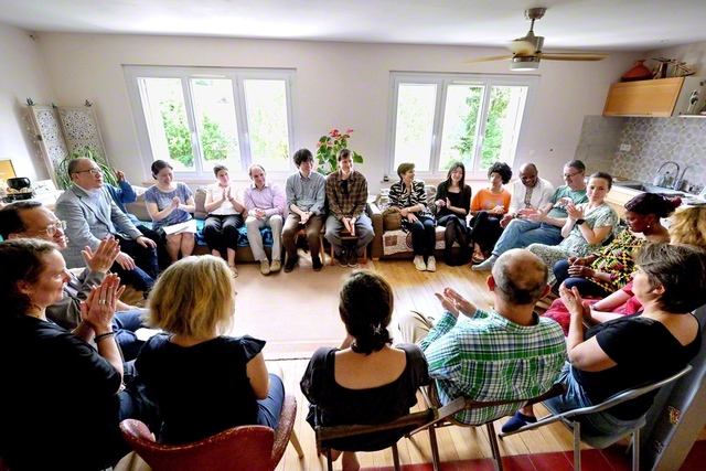 フランスSGIの座談会。平和の尊さや友好拡大に挑戦する決意など、ありのままの思いを語り合う（昨年5月、パリ南郊のマシー市で）