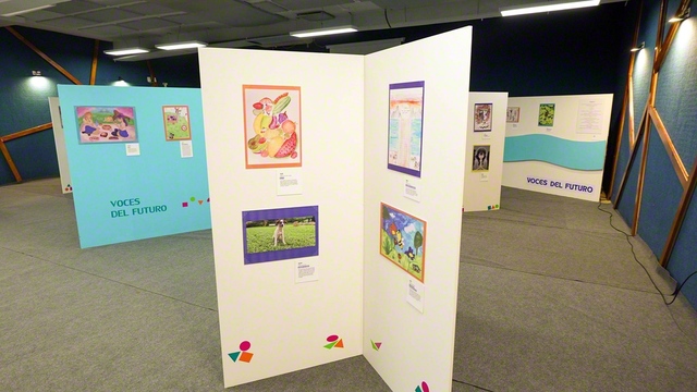 未来部員が制作した作品が展示されている（同）