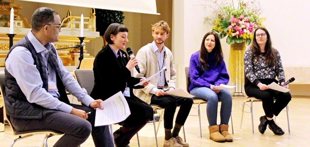 座談会運動の取り組みについて活動報告するフランスのリーダー。左から、オリヤ壮年部長、マニグリエ＝ソティロプロス女子部長、サンドル男子部長、モーラ婦人部長、クライサック青年部長