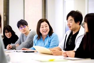 自分が楽しんでこそ、良い作品が生まれる――村田さん（中央）と、夫の淳司さん（右から2人目）を囲むように、和やかに打ち合わせが進む