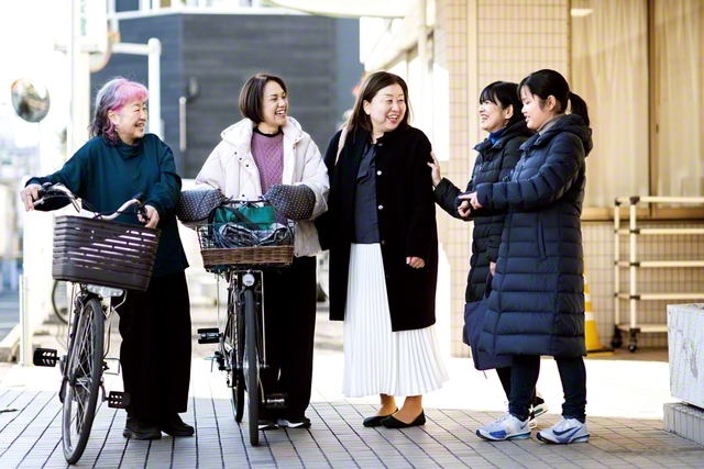 同志とのひととき。村田さん（中央）の信心の歩みは杉並から始まった