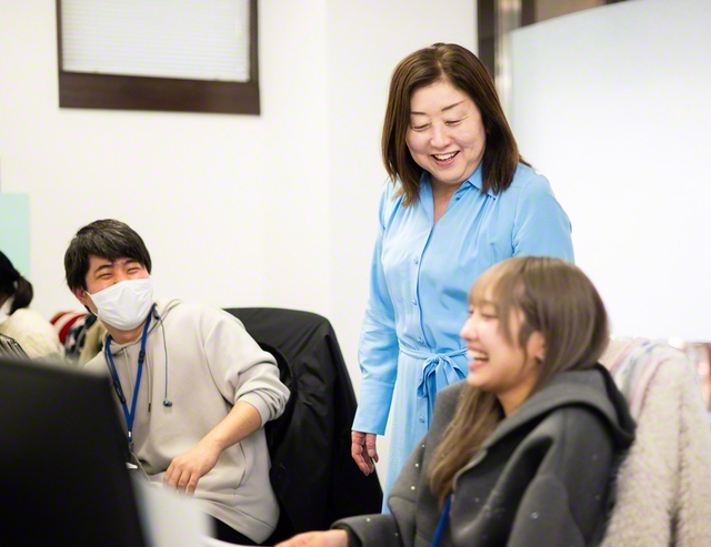 スタッフとにぎやかに。「みんな尊敬する大好きな家族です」と