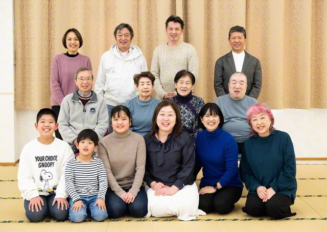 信心の絆があったからこそ、村田さん（前列右から3人目）は苦しい日にも希望を信じ抜けた