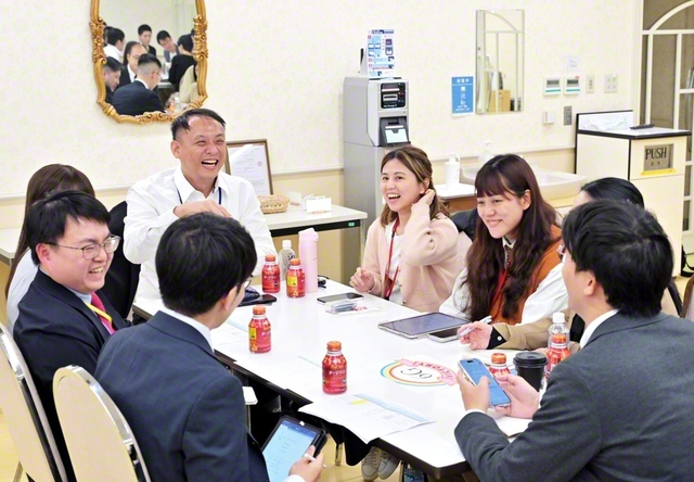 台湾青年部と日本のリーダーとの懇談会。時折、笑顔がはじけるなど、友情と信頼を結ぶ語らいとなった（戸田記念国際会館で）