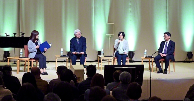 トークセッションでは南三陸311メモリアルの佐藤特別顧問（右端）、東北大学災害科学国際研究所の佐藤教授（右から3人目）、学会の佐藤東北女子未来部長（同2人目）が語り合った（仙台市の東北文化会館で）