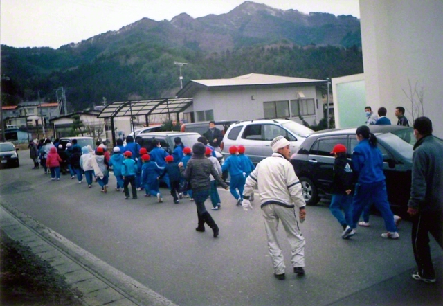 ございしょの里からやまざきデイサービスへ、中学生が小学生の手を引いて高台に避難（高村幸男氏提供）