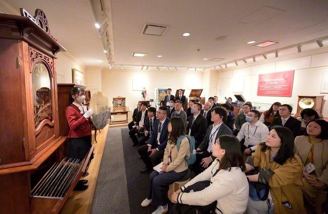 民音文化センター内の「民音音楽博物館」を訪れた台湾青年部の友。ディスク・オルゴールや古典ピアノの音色を味わいながら、池田先生が開いた創価の文化運動について学んだ