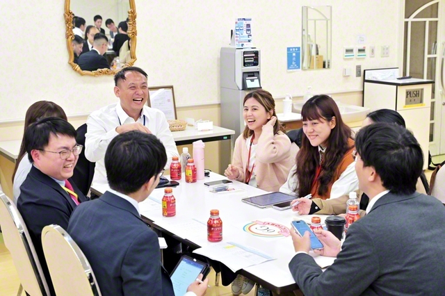 台湾青年部と日本のリーダーとの懇談会。時折、笑顔がはじけるなど、友情と信頼を結ぶ語らいとなった（戸田記念国際会館で）