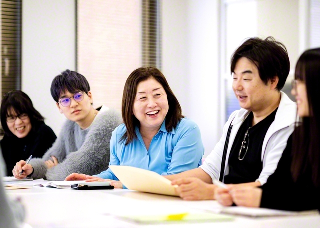 自分が楽しんでこそ、良い作品が生まれる――村田さん（中央）と、夫の淳司さん（右から2人目）を囲むように、和やかに打ち合わせが進む