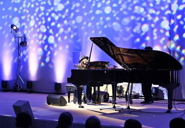 サミットでは気仙沼市出身のシンガー・ソングライターである熊谷さんが歌声を披露した