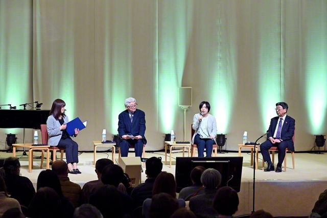 トークセッションでは南三陸311メモリアルの佐藤特別顧問（右端）、東北大学災害科学国際研究所の佐藤教授（右から3人目）、学会の佐藤東北女子未来部長（同2人目）が語り合った（仙台市の東北文化会館で）