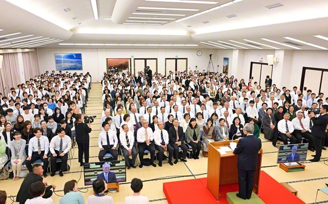 池田先生の長編詩「青年よ　21世紀の広布の山を登れ」発表45周年を記念して開催された先駆九州総会。133会場に集った全九州の同志を原田会長が激励した（大分平和会館で）