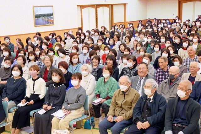 反転攻勢の熊本指導から本年で45年。北区、熊本平和圏の友は“広布の田原坂を越えよう”と立ち上がり、師弟不二の心で励ましと弘教拡大に挑み抜いて総会を迎えた（熊本平和会館で）