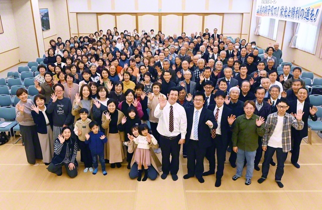 師が「一番信用できる」とたたえた“栄えの国”佐賀の友。本年は武雄市での「佐賀文化祭」から50年。師の期待を胸に、仏縁と励ましの拡大に一段と力を注ぐ（武雄平和会館で）