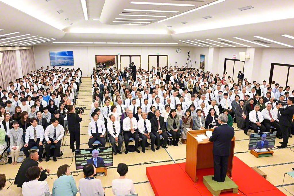 池田先生の長編詩「青年よ　21世紀の広布の山を登れ」発表45周年を記念して開催された先駆九州総会。133会場に集った全九州の同志を原田会長が激励した（大分平和会館で）