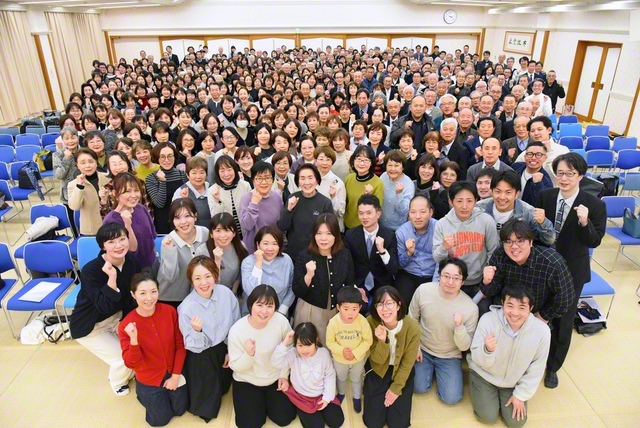 福岡南文化会館に集った先駆南区、常勝南区の友。福岡市南区は池田先生が会長就任前から激励の歴史を刻む、師弟有縁の地。“先駆の要”の使命に燃えて前進する