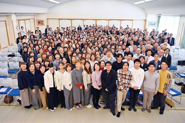 池田先生の9度目の訪問から35年を刻む宮崎の友。「皆が希望、皆が前進、皆が満足」との指針を胸に、世界一の楽土を築きゆく（宮崎文化会館で）