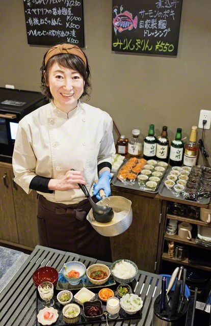 「日替わり腸活御膳」を盛り付ける原山さん。みそ汁を飲み、「優しい味がする」と涙を流したお客もいたという