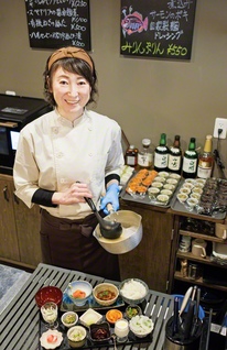 「日替わり腸活御膳」を盛り付ける原山さん。みそ汁を飲み、「優しい味がする」と涙を流したお客もいたという