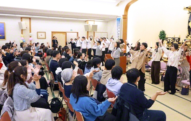 神奈川・湘南総県の同志との交流交歓会。台湾の友のパフォーマンスに、会場は大きな拍手に包まれた（鎌倉文化会館で）