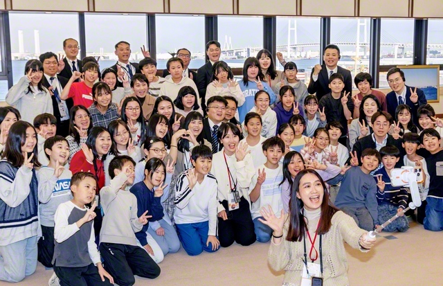 「神奈川銀河少年少女合唱団」と台湾の友が笑顔で交流。文化や世代を超えて、固い友情の絆を結んだ（神奈川文化会館で）