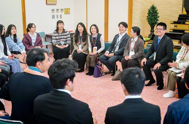 交流交歓会の後、台湾と埼玉の青年が胸襟を開いて語り合う。会場のあちこちで対話の花が咲いていた（川越文化会館で）