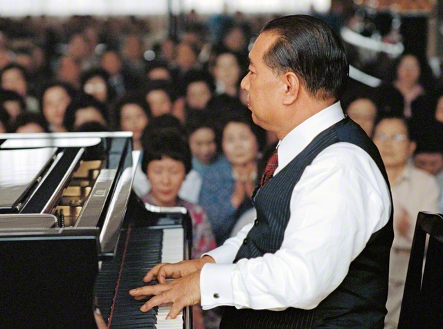 池田先生は1979年4月の会長辞任後、横浜・中区の神奈川文化会館を何度も訪問。世界の識者との会談を行うとともに、日本や各国の友の激励を重ねた。80年4月には、関西の地から“お会いできないかもしれない。それでも先生のもとへ”との思いで集った友のためにピアノを演奏。「厚田村」などの曲を通し、“負けてはいけない”“頑張れ”と励ました