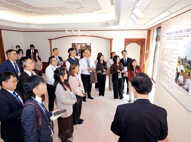 山梨教学研修センターで展示の説明に熱心に耳を傾ける台湾の友。メモを取りながら、一つ一つの展示を丹念に見学した