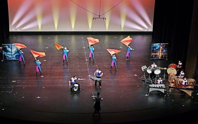 創価岡山レインボーサウンズはダイナミックなステージで会場を沸かせた（同）