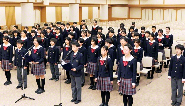 東京創価小学校45期生の「大樹の集い」。宝の6年間を歩んだ児童が新たな舞台への飛翔を決意した（新宿区内で）