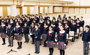 東京創価小学校45期生の「大樹の集い」。宝の6年間を歩んだ児童が新たな舞台への飛翔を決意した（新宿区内で）